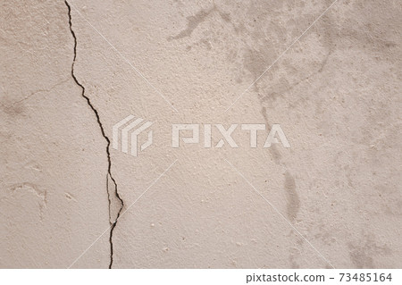 Cracked cement exterior wall Cracked cement exterior wall 73485164