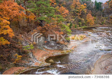 (Gunma Prefecture) Fukiware Falls, upstream, surrounded by autumn leaves 73486398