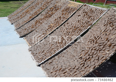 Keropok ikan is Fish crackers are deep fried crackers made from fish and spices that serve as flavouring Keropok ikan is Fish crackers are deep fried crackers made from fish and spices that serve as flavouring 73486462