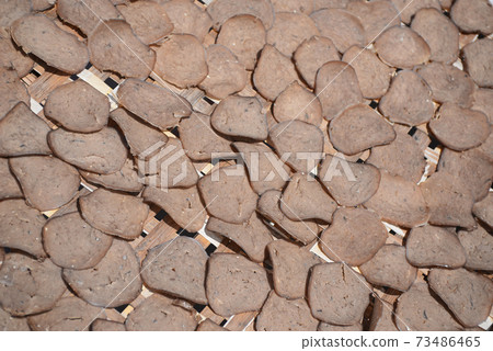 Keropok ikan is Fish crackers are deep fried crackers made from fish and spices that serve as flavouring Keropok ikan is Fish crackers are deep fried crackers made from fish and spices that serve as flavouring 73486465