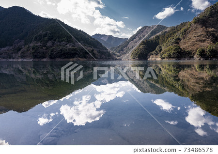 天空映在大壩湖岸上 天空映在大壩湖岸上 73486578