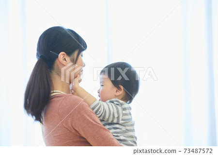 笑臉兒童和幼兒園老師 73487572