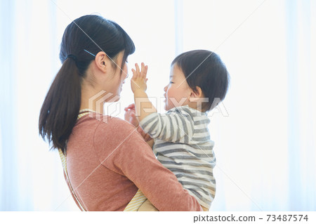 笑臉兒童和幼兒園老師 73487574