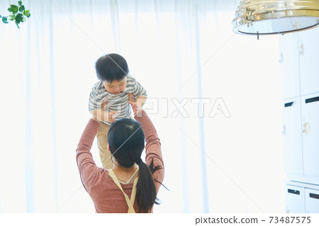 笑臉兒童和幼兒園老師 73487575