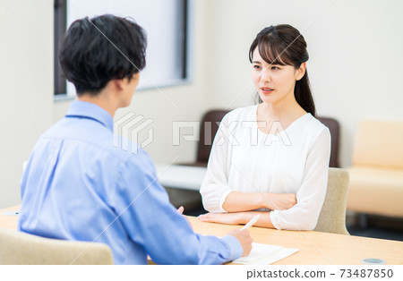 討論不滿的年輕女子 討論不滿的年輕女子 73487850
