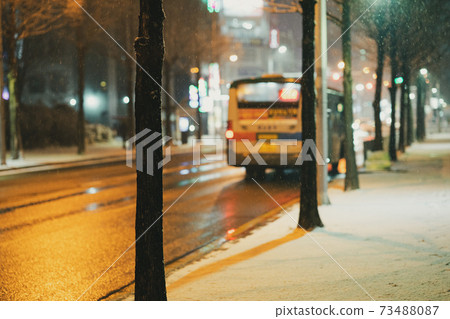 下雪的冬季巴士 下雪的冬季巴士 73488087