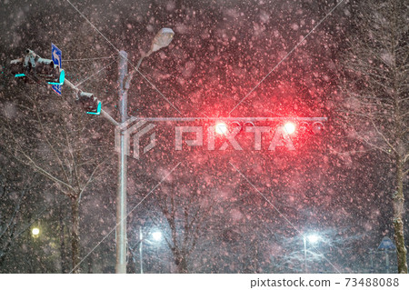 下雪的冬天紅綠燈 下雪的冬天紅綠燈 73488088