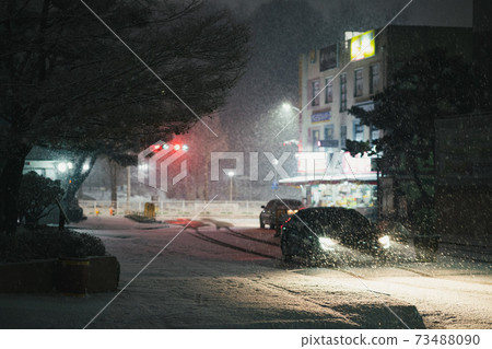 下雪的冬天公寓大樓 73488090