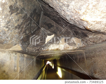 Red pyramid 73489125