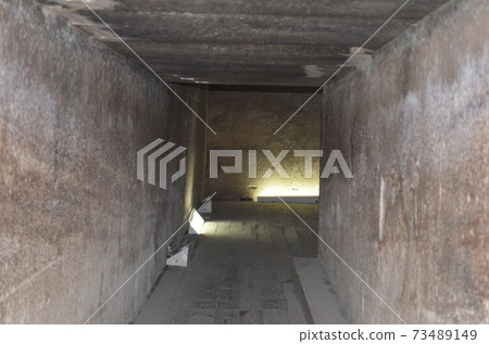 紅色金字塔 73489149