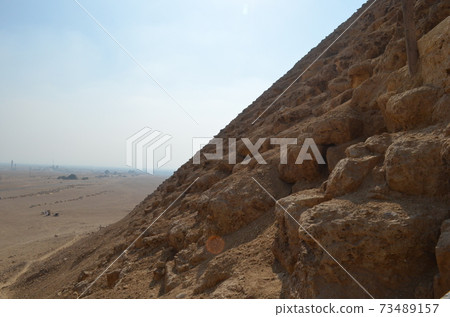 Red pyramid 73489157