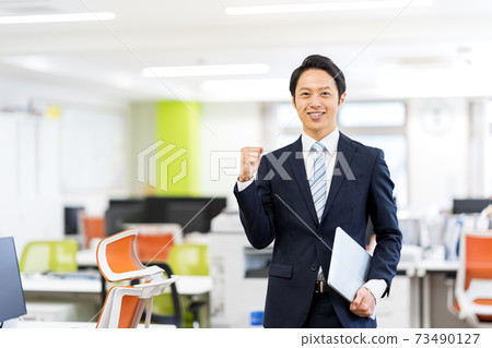 在辦公室工作的商人 73490127