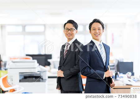 Business people working in the office Business people working in the office 73490838