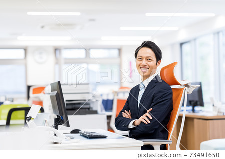 在辦公室工作的商人 73491650