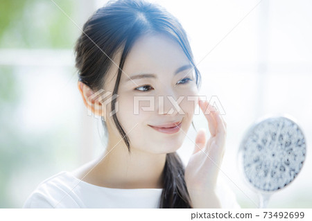女人笑著微笑美麗 73492699
