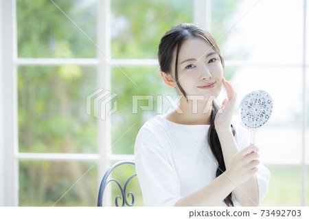 女人笑著微笑美麗 女人笑著微笑美麗 73492703