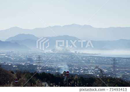 駿河灣駿河灣在從沼津服務區看到的晨霧中（向上） 73493413
