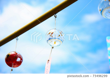 藍天在玻璃中的風和風鈴中搖曳 藍天在玻璃中的風和風鈴中搖曳 73496299