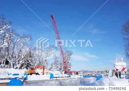 冬季水路施工現場起重機車 冬季水路施工現場起重機車 73499248