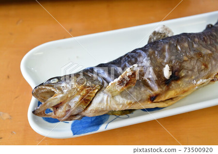 Grilled char with salt (image) 73500920