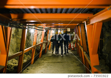 Underground pit, proceed to the back Underground pit, proceed to the back 73501922