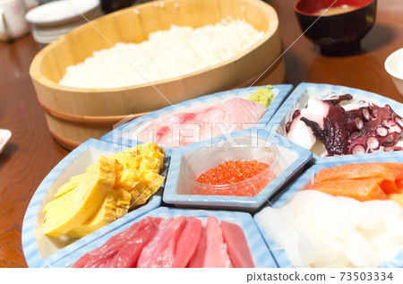 Hand rolled sushi 73503334