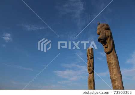 張承笑在湛藍的天空下 73503393