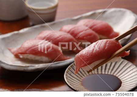 Sushi tuna tuna 73504078