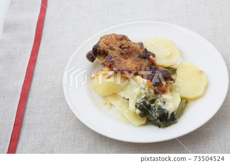 馬鈴薯和西蘭花奶酪開心果焗烤 馬鈴薯和西蘭花奶酪開心果焗烤 73504524