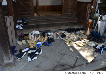 Koedo Kawagoe: Setta and sandals lined up at the entrance of the Kawagoe Festival meeting place 73504972