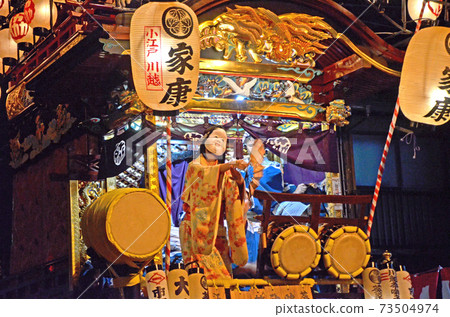 Koedo Kawagoe：在Kawagoe Festival上，一輛裝飾明亮的山地車上跳舞的人 73504974