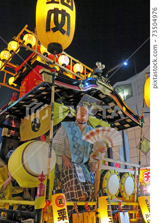 Koedo Kawagoe：在Kawagoe Festival上，一輛裝飾明亮的山地車上跳舞的人 73504976