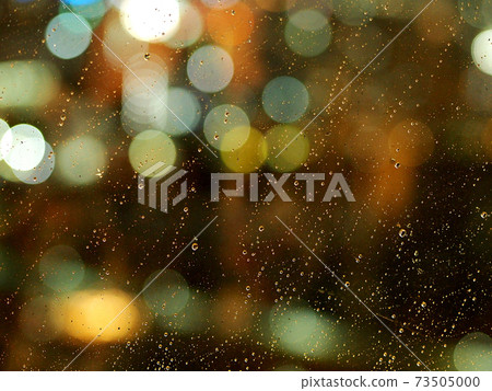 透過窗戶的雨滴和夜景 73505000