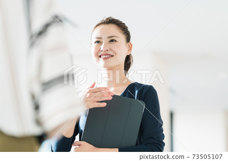 Conversational career woman shooting cooperation "LINK FOREST" 73505107