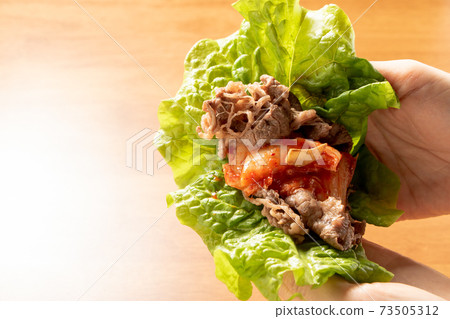 將烤肉和中國泡菜包裹在桑土裡吃。 將烤肉和中國泡菜包裹在桑土裡吃。 73505312