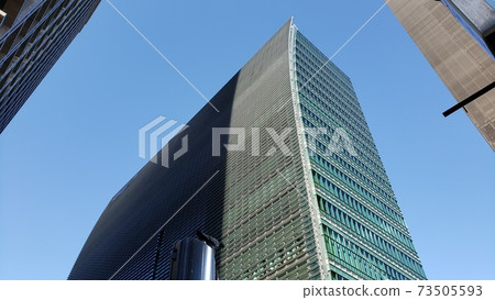 在城市建築中切出的天空 在城市建築中切出的天空 73505593
