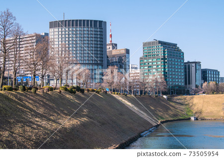FM東京和故宮護城河等日本東京城市景觀的視圖 73505954