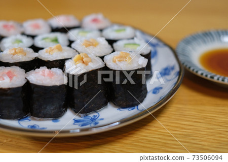 Norimaki and soy sauce 73506094