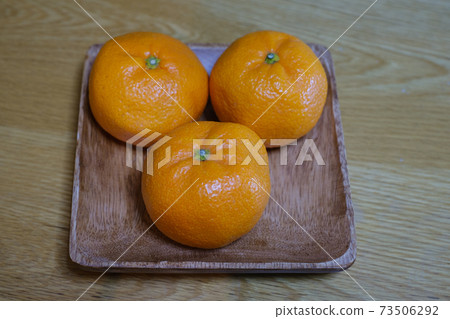 Mandarin orange  73506292