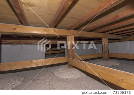 Underfloor of wooden house (30 years or more in good condition) 73506378