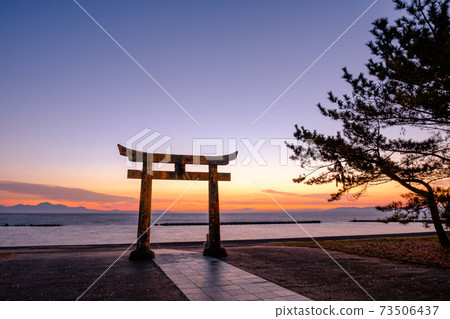 Sea at dawn (Kawahara Oike Park, overlooking Shimabara and Amakusa from the pond's front shrine) Sea at dawn (Kawahara Oike Park, overlooking Shimabara and Amakusa from the pond's front shrine) 73506437