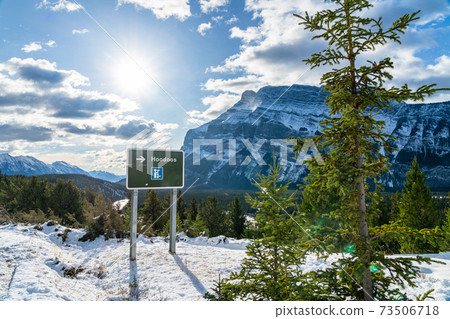 Hoodoos Viewpoint in a snowy autumn sunny day. Banff National Park, Canadian Rockies. 73506718