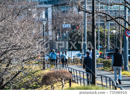 Tokyo cityscape of Japan under a state of emergency. Runner running around the Imperial Palace (ambulance ...) = January 16th, near "in front of the Diet" 73506910