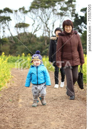 祖母和母親從2歲的幼兒後面看 73507005