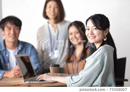 在辦公室工作的女商人 73508007