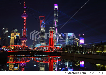 從上海外海看到的照明摩天大樓的夜景 從上海外海看到的照明摩天大樓的夜景 73508711