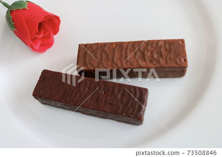 情人節巧克力和紅玫瑰花糖果糖果情人節巧克力白盤休息咖啡館 情人節巧克力和紅玫瑰花糖果糖果情人節巧克力白盤休息咖啡館 73508846