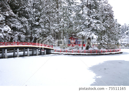 Koyasan Danjo Gyoen, Snow Lotus Pond and "Good Girl Ryuosha" 73511165