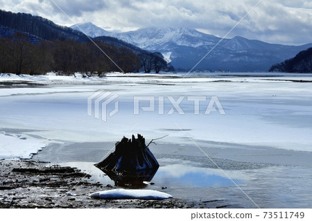 Urabandai Lake Hibara ・ Snow pattern on the surface of the frozen lake and Mt. Bandai on Kuchiki Urabandai Lake Hibara ・ Snow pattern on the surface of the frozen lake and Mt. Bandai on Kuchiki 73511749