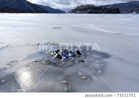 Snow pattern and Kuchiki on the surface of Lake Urabandai Hibara and freezing Snow pattern and Kuchiki on the surface of Lake Urabandai Hibara and freezing 73511751